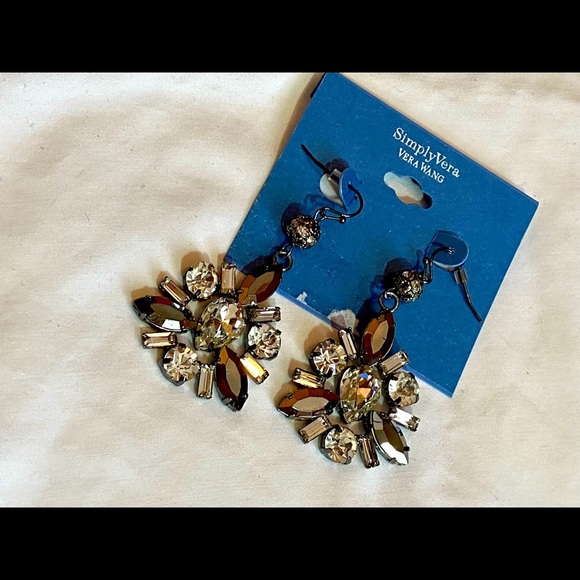 🍀Vera Wang Dangle Earrings - Picture 1 of 5